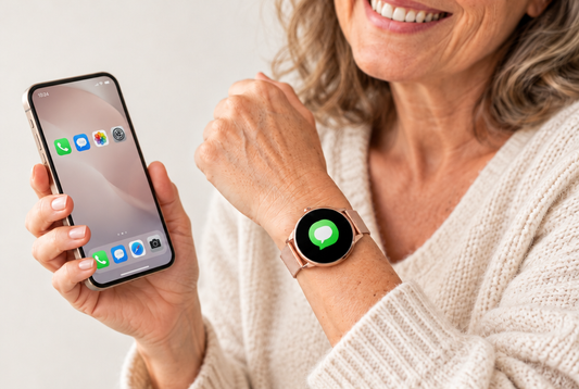 Femme portant une montre connectée femme or rose qui affiche un message, son smartphone à la main