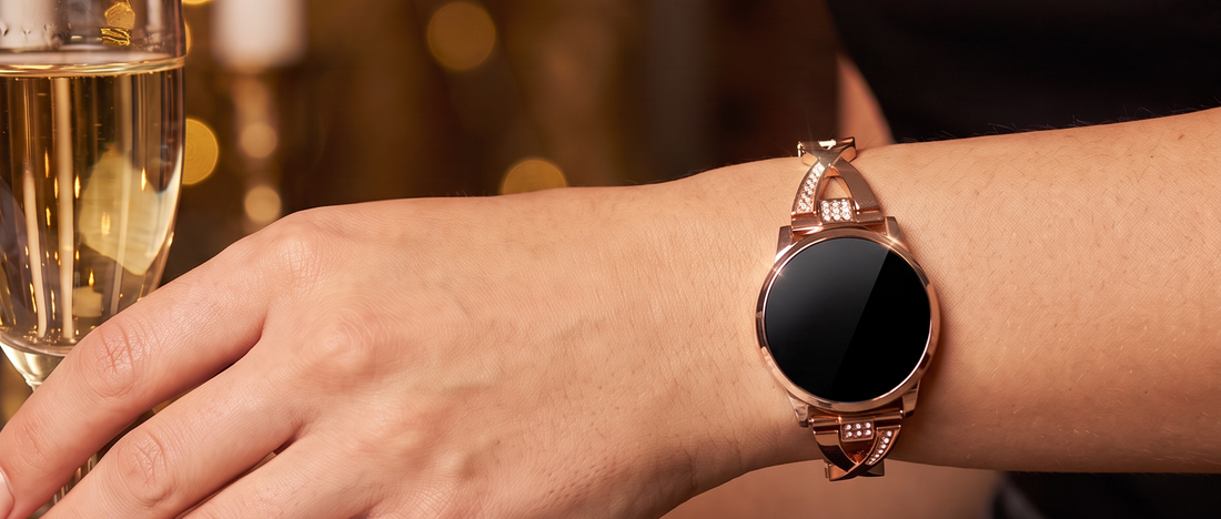 Femme à vélo avec une montre connectée ronde or rose et un bracelet en maille milanaise, tendance de l'hiver 2026
